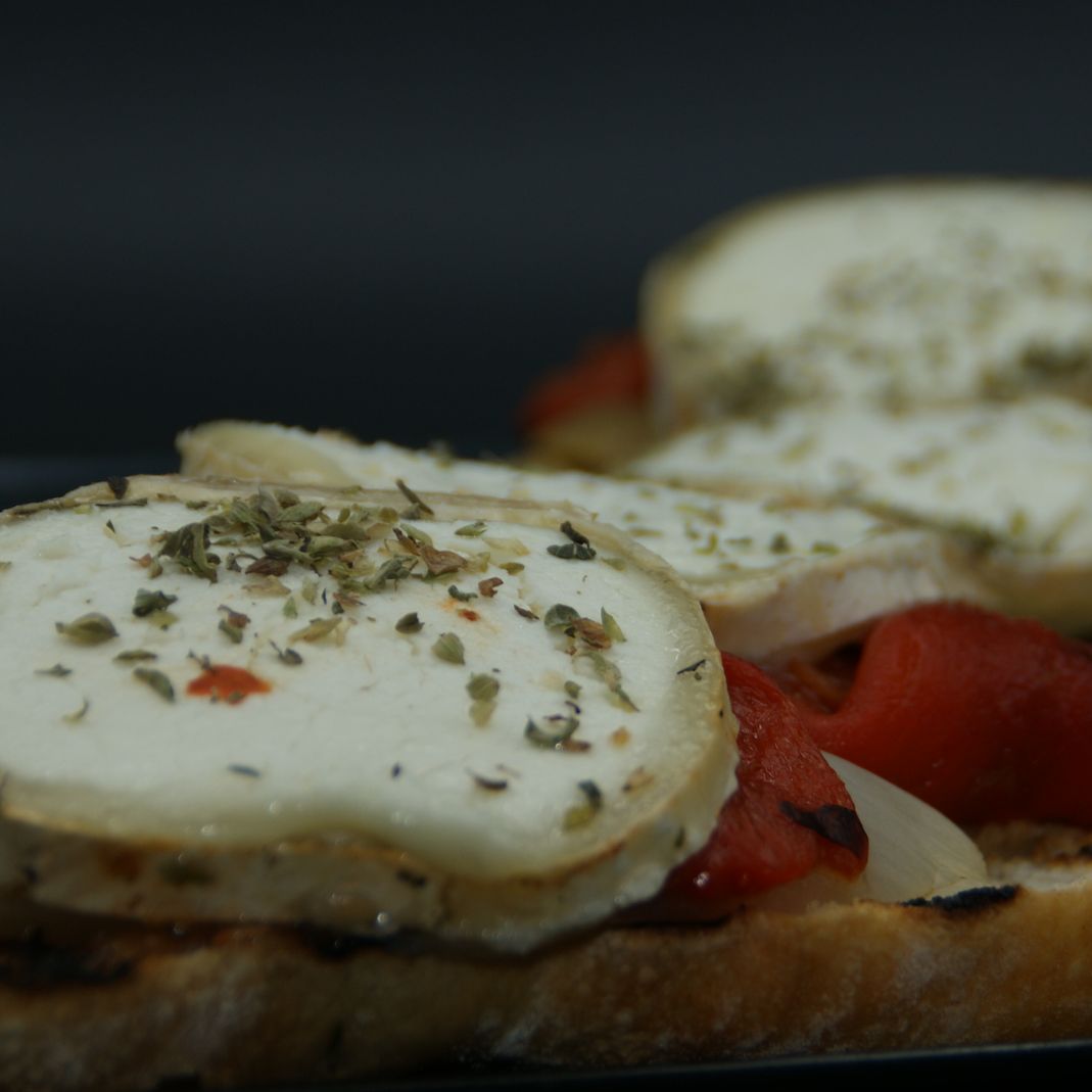 Plato con queso y pan